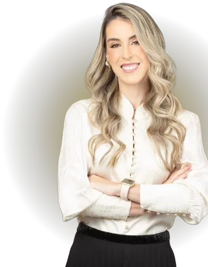 Dra. Rafaella Tubertini de blusa branca e braços cruzados